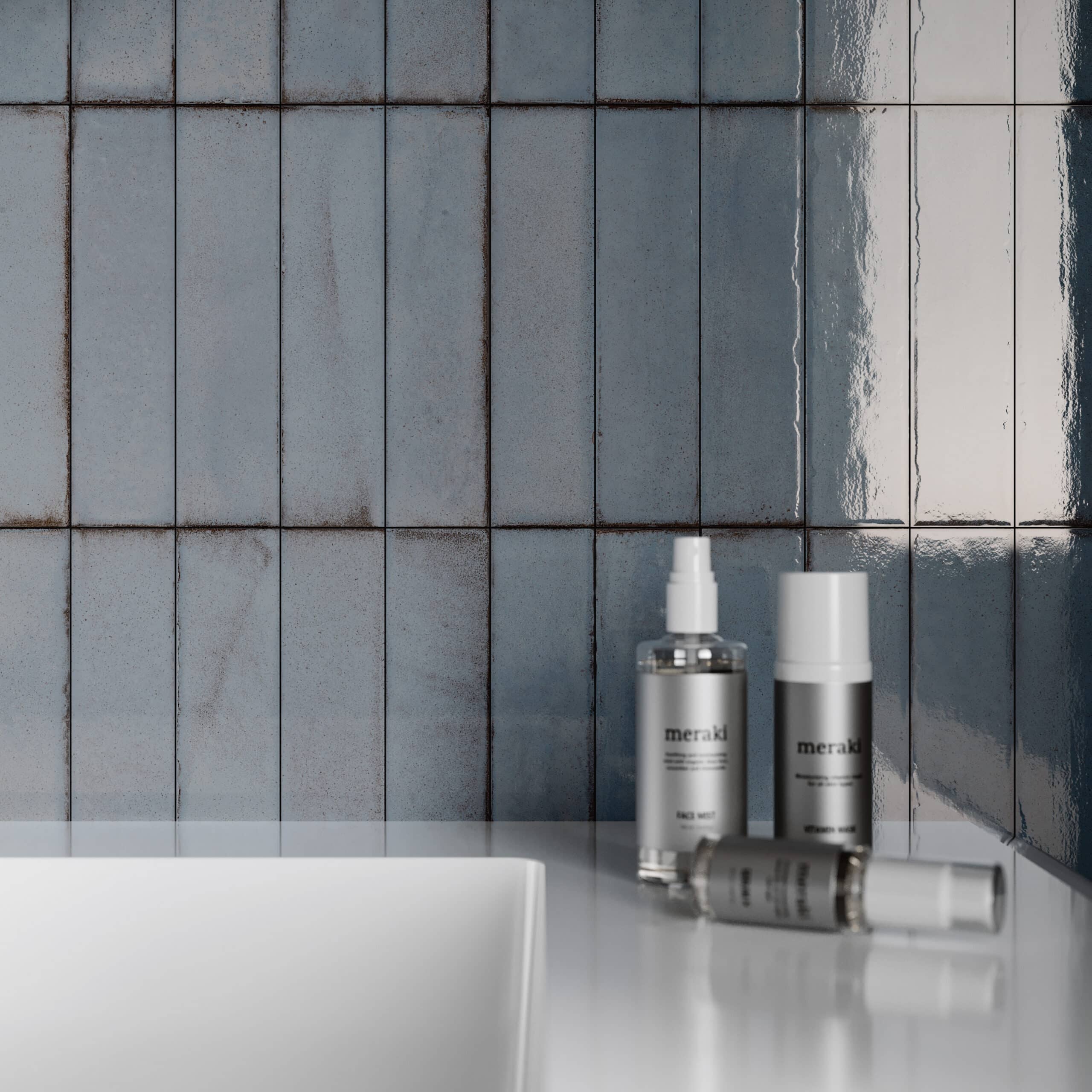 Blauwe keramische badkamertegels