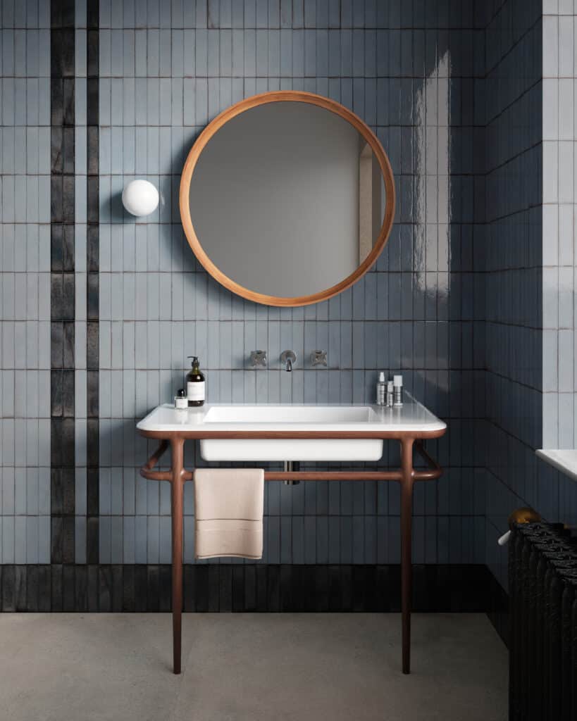 Blauwe keramische badkamertegels met ronde spiegel