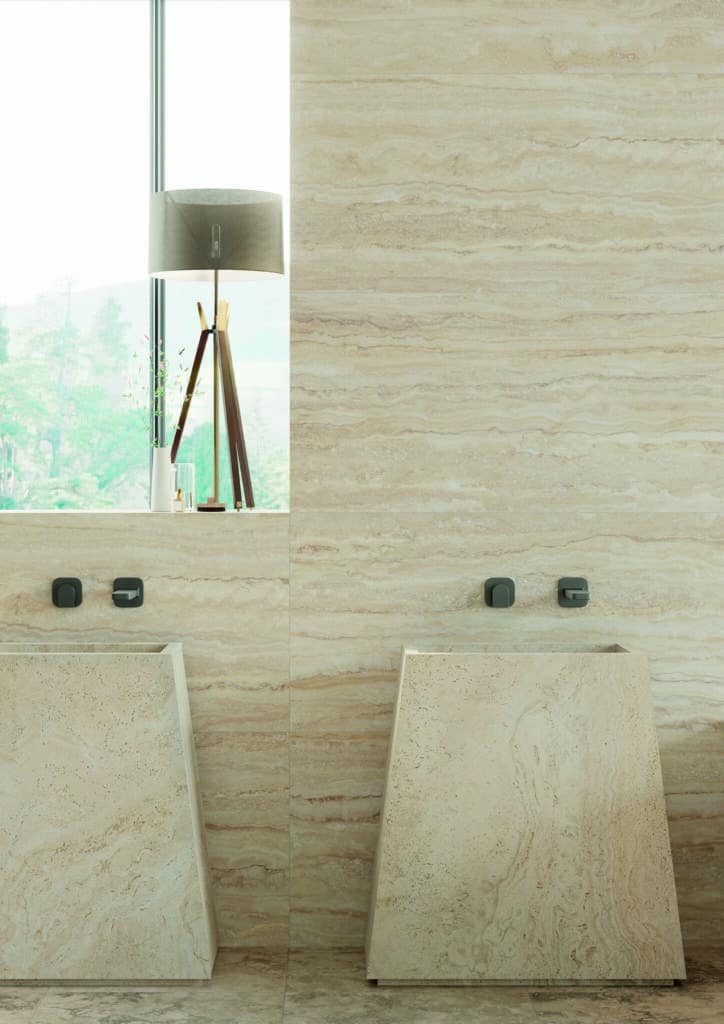 Close-up van travertine tegels en badkamermeubelset.